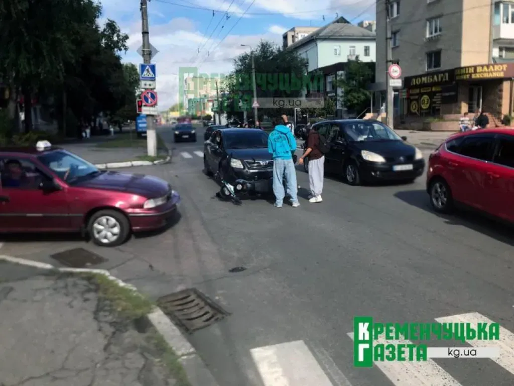У Кременчуці на перехресті зіштовхнулися мотоцикл та легковик