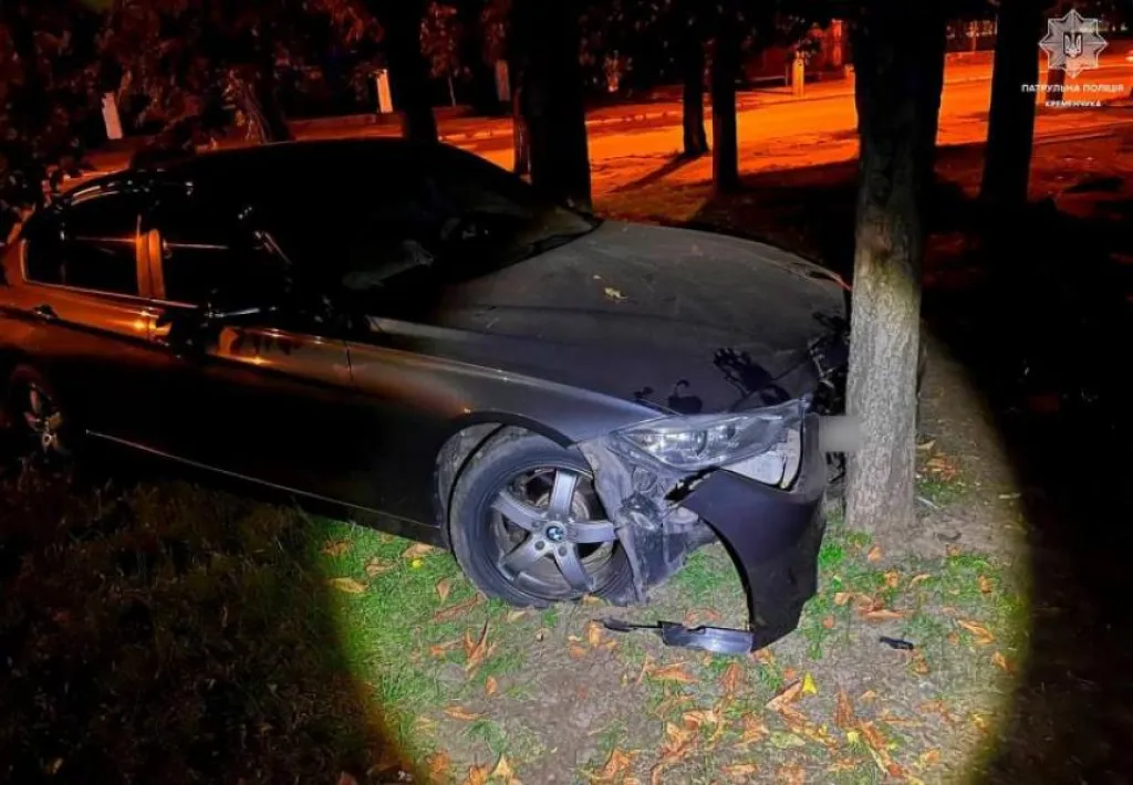 У Кременчуці нетверезий водій BMW вилетів з дороги та врізався в дерево