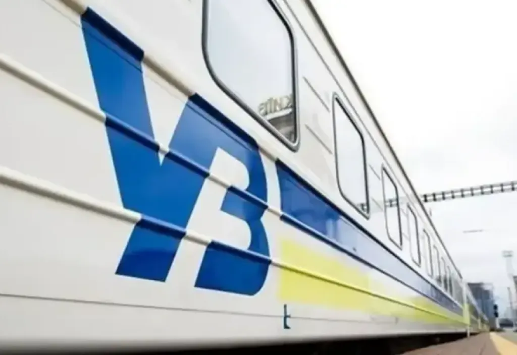 Нічний поїзд з Кременчука на Київ змінив маршрут через пошкодження Крюківського мосту