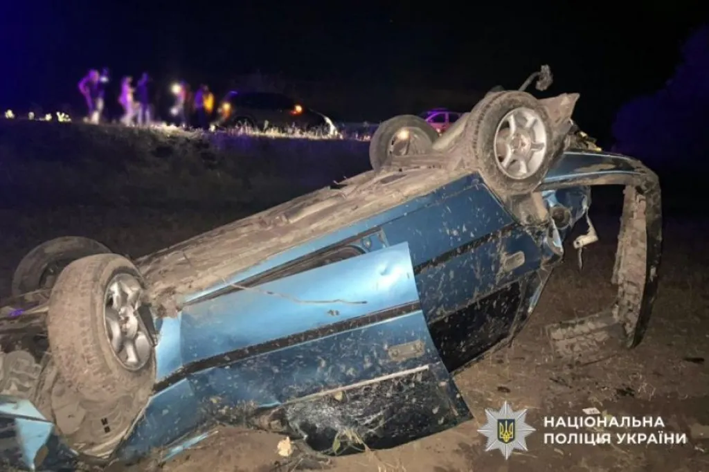 У Кременчуцькому районі перекинувся Opel: двоє людей у лікарні