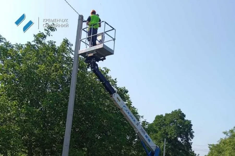 КП «Міськсвітло» оновлює вуличне освітлення: замінять старі стовпи на нові залізобетонні опори