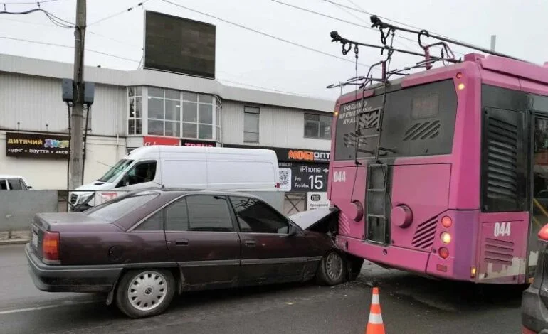 Аварія на проспекті Свободи: легковик зіткнувся з тролейбусом