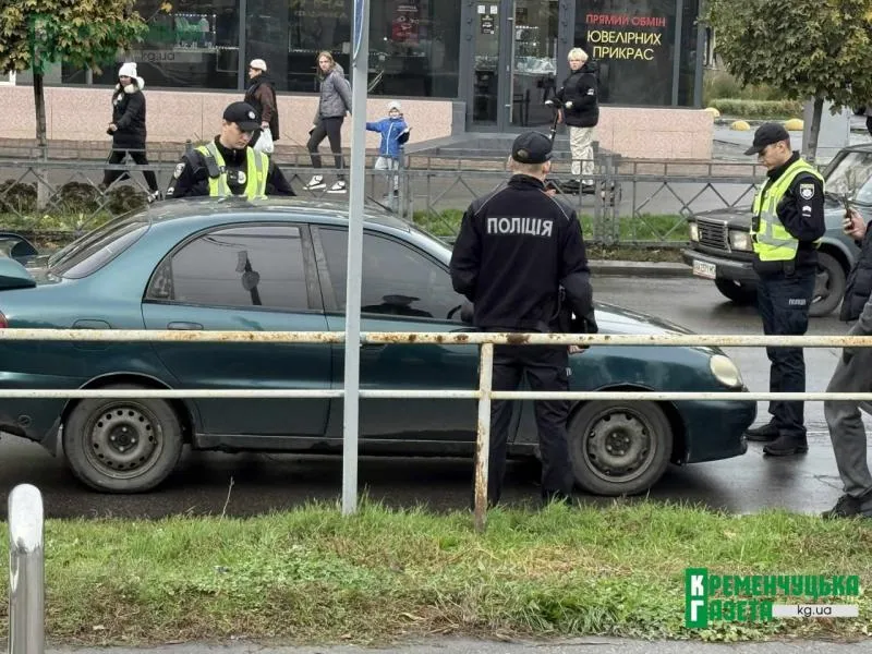 Погоня у центрі Кременчука: чоловік заблокувався в авто після порушення правил