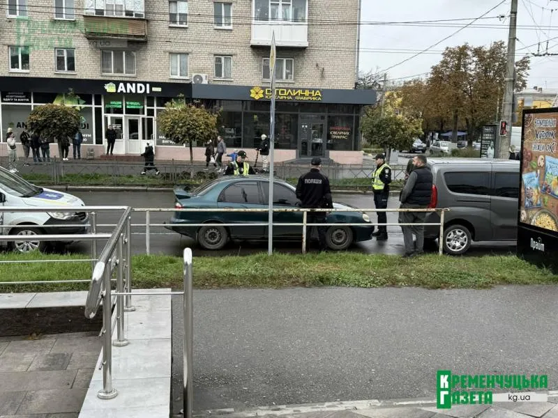Погоня у центрі Кременчука: чоловік заблокувався в авто після порушення правил