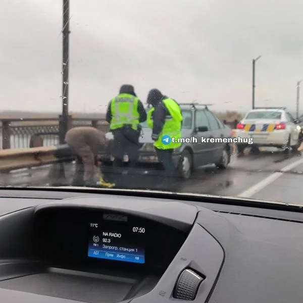 Через ДТП на Крюківському мосту утворився величезний затор