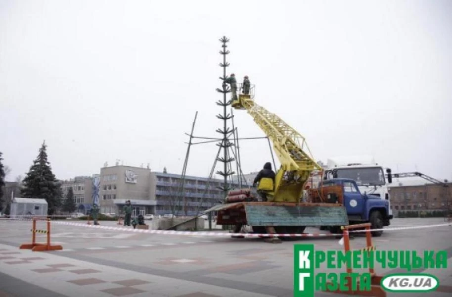 У Кременчуці розпочинають встановлення головної ялинки до свят