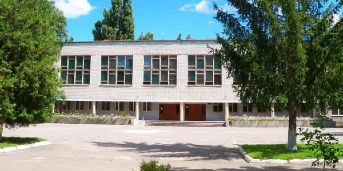 Гімназія №8 Кременчука отримує нові зручні меблі для учнів