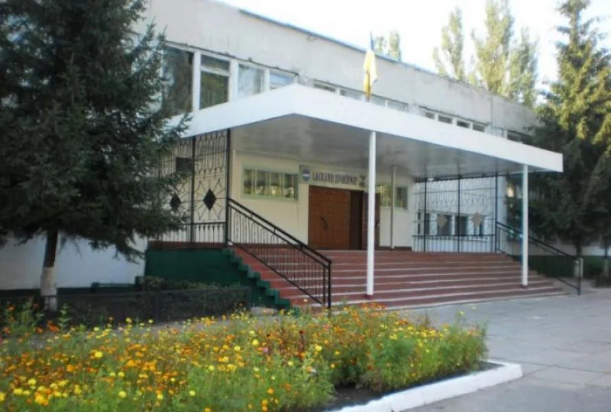 Кременчуцька гімназія №28 отримує новий навіс та сучасне освітлення