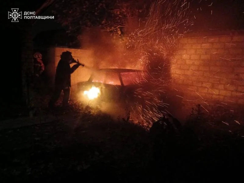 У Кременчуці на приватному подвір’ї загорівся легковик ВАЗ