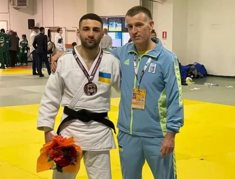 Кременчуцькі депутати захищають честь країни, поки інші їздять за кордон на свята