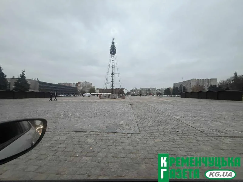 Головна новорічна ялинка Кременчука: встановлено перші гілки та святковий янгол