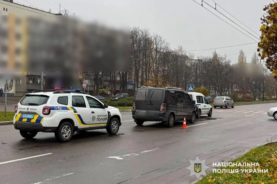 На проспекті Свободи у Кременчуці зіткнулися Mercedes і Opel: травмовано дитину