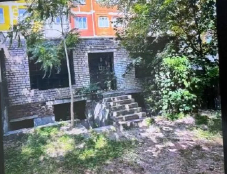 Власниця кременчуцького довгобуду пояснила причини зупинки робіт