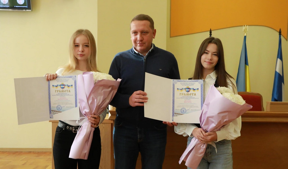 У Кременчуці відзначили школярок, які зібрали більше 200 тисяч гривень для ЗСУ