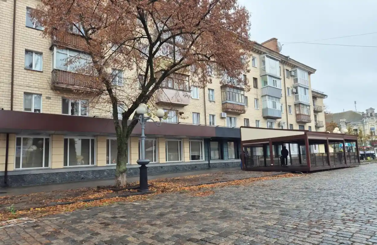 Демонтаж літнього майданчика «Траторії» завершено, а «Тераса» Калуцького залишилася на Соборності