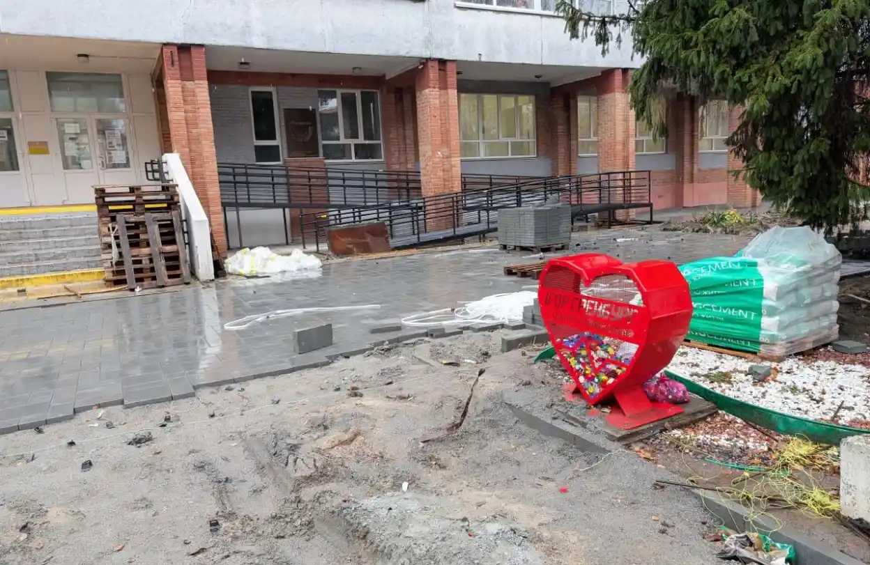 У дворі 5-ї школи Полтави проводять заміну плитки за 2,7 млн грн