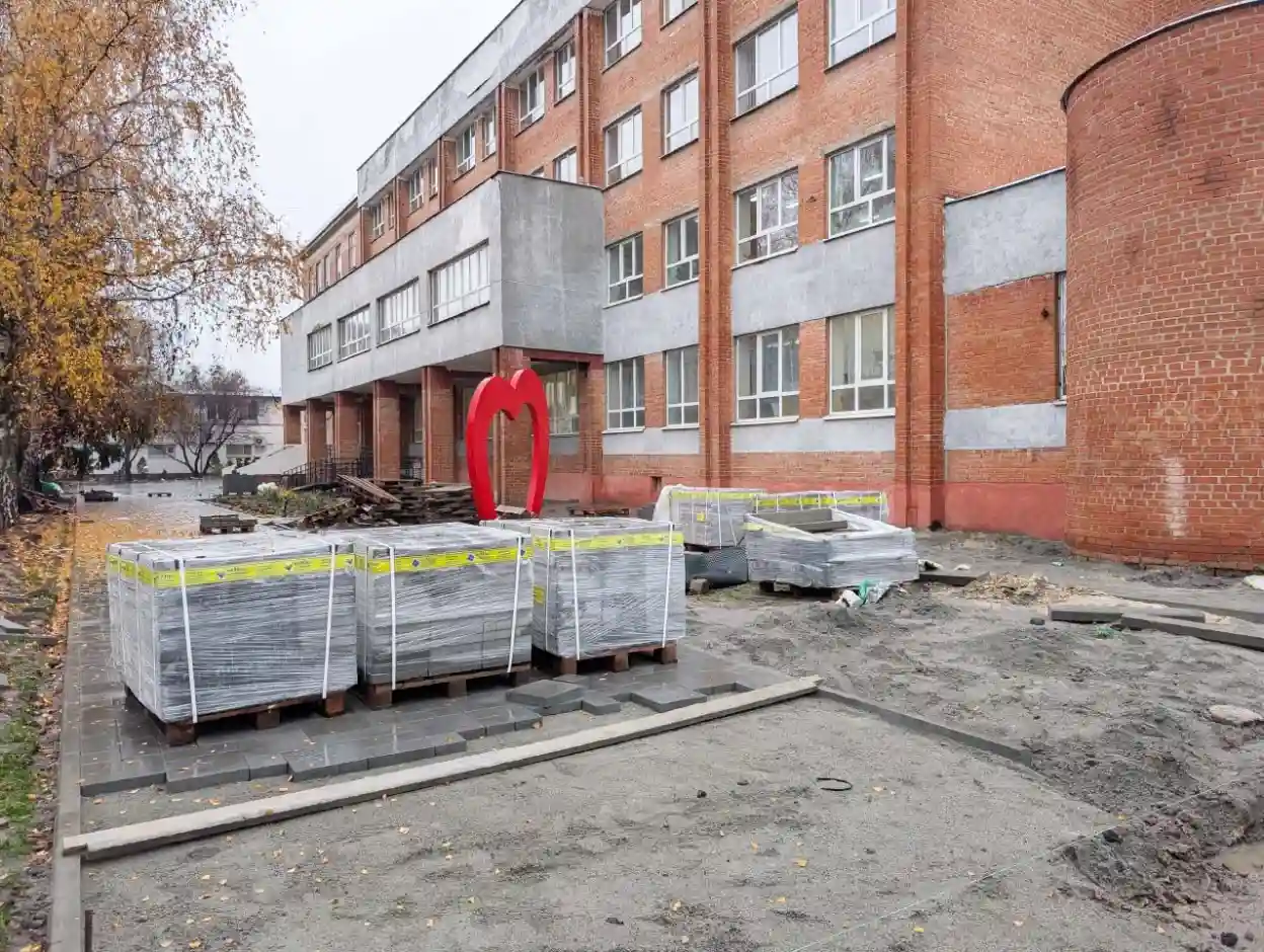 У дворі 5-ї школи Полтави проводять заміну плитки за 2,7 млн грн