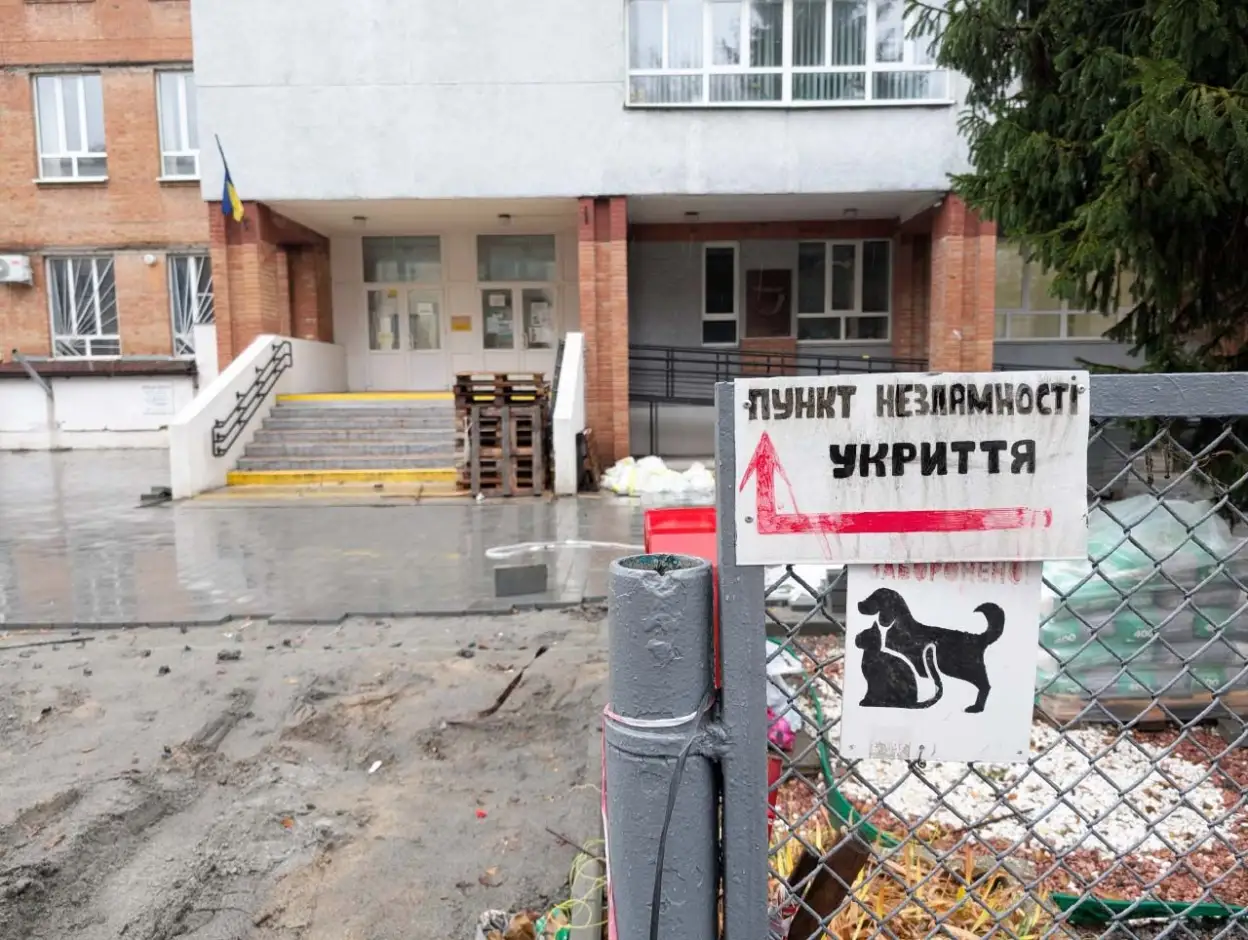 У дворі 5-ї школи Полтави проводять заміну плитки за 2,7 млн грн