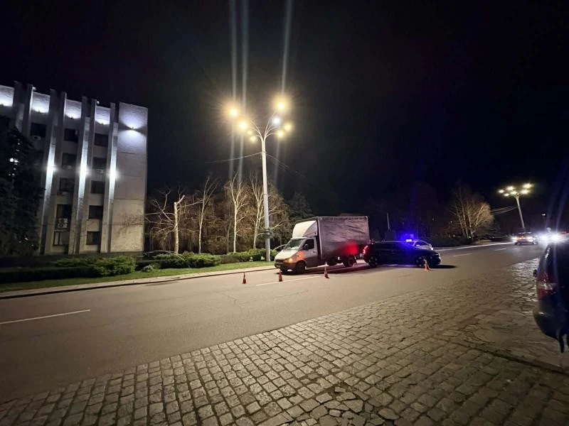 На площі Перемоги у Кременчуці зіткнулися вантажівка та легковик