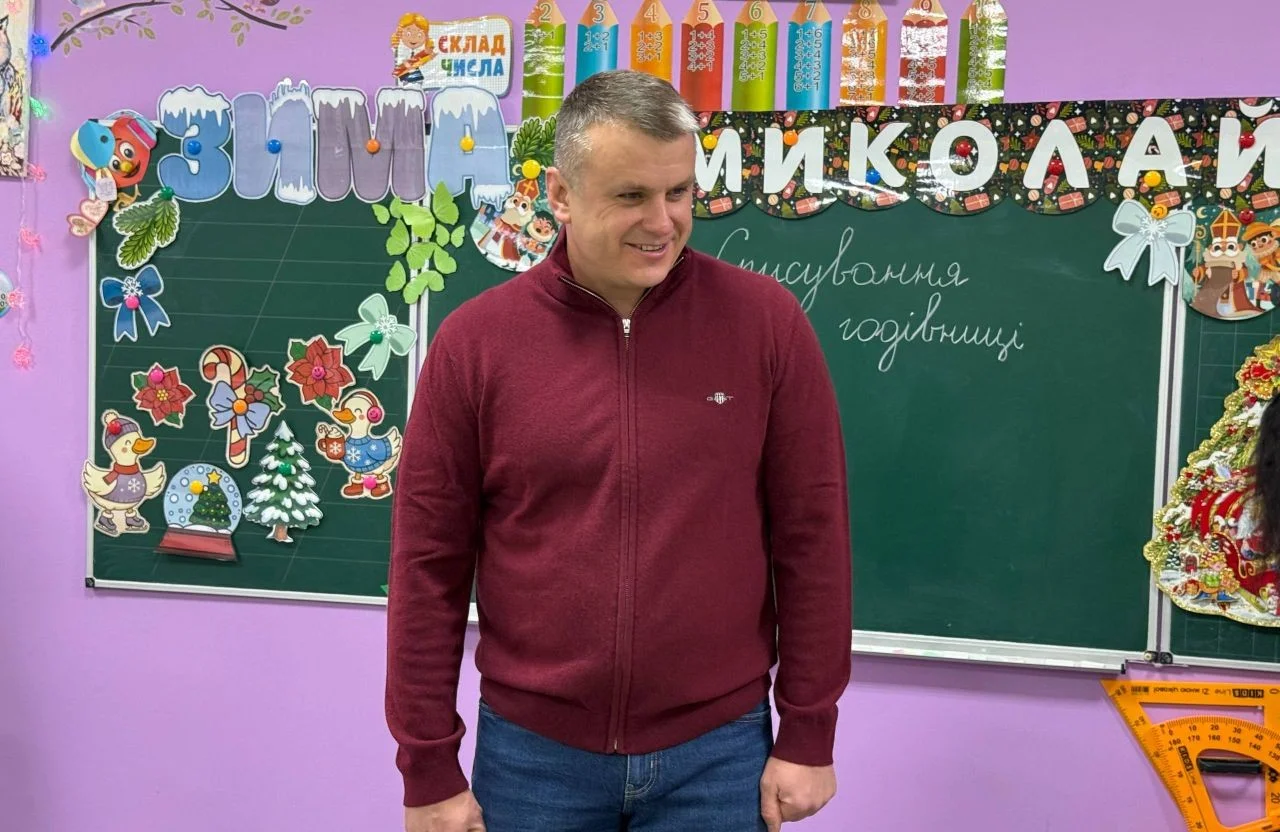 Політична агітація в школах: реакція влади та обговорення подарунків від депутатів