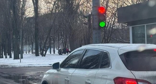 У Кременчуці на перехресті Молодіжного зафіксовано неполадку світлофора