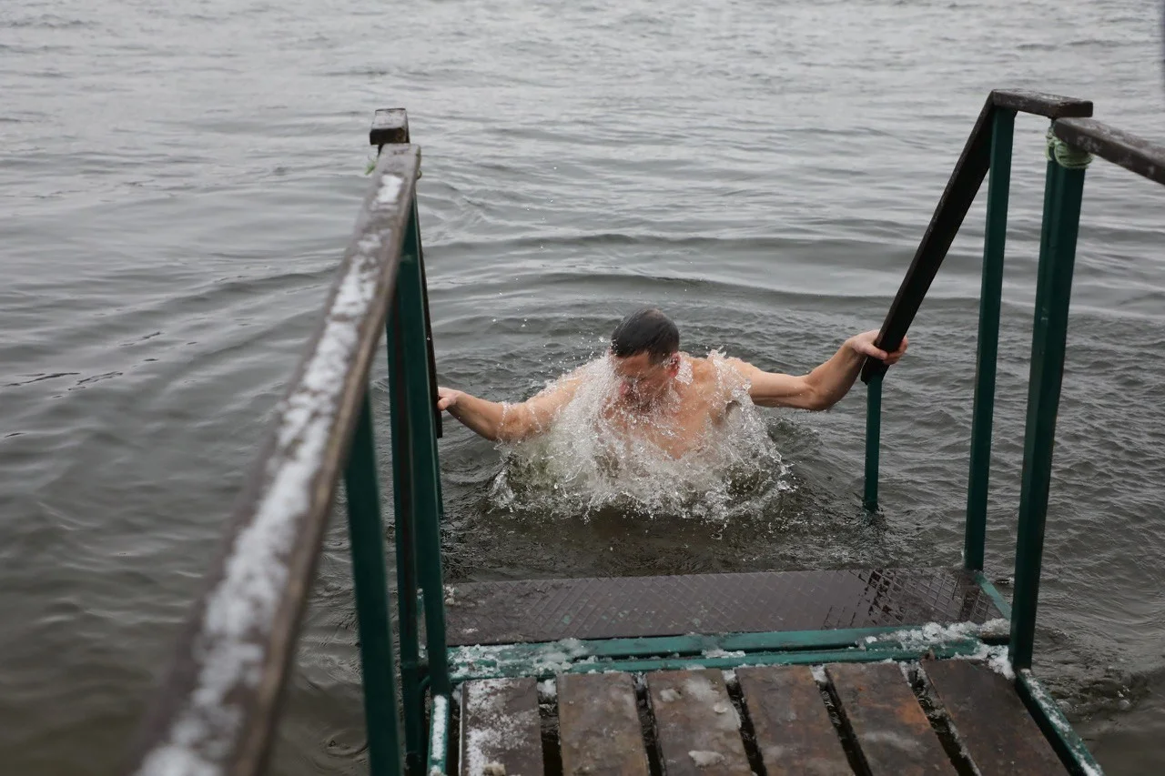 Смелий крок у холодну воду: кременчужани святкують Водохрещу