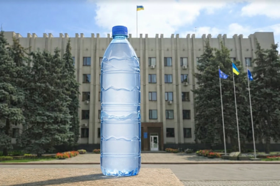>Чиновники Кременчука отримають тисячі пляшок мінеральної води