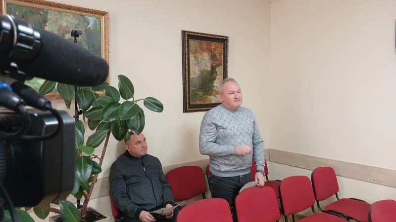 Сніг як маскування: у Кременчуці знову повернулися до проблеми опалого листя