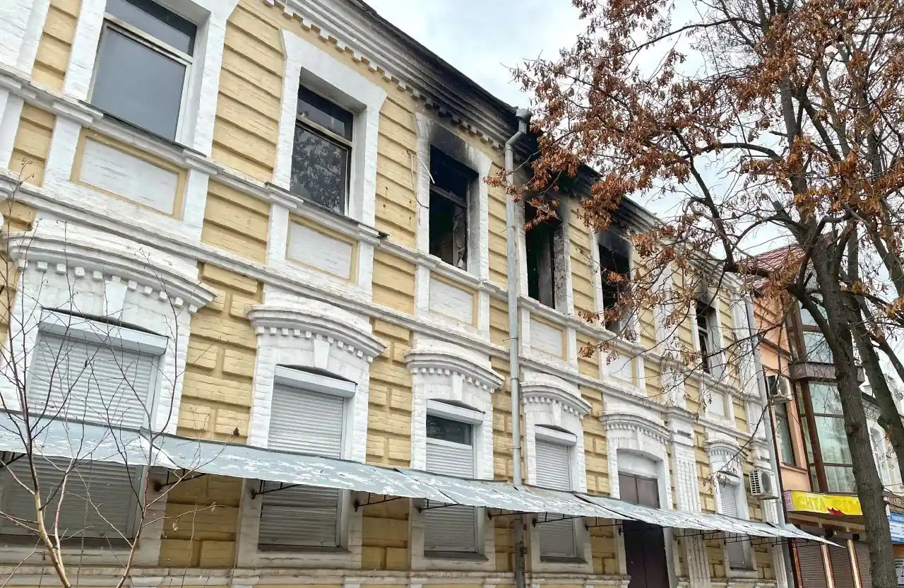 Реконструкція чи демонтаж: майбутнє зруйнованої будівлі ДМС у центрі Полтави вирішать експерти