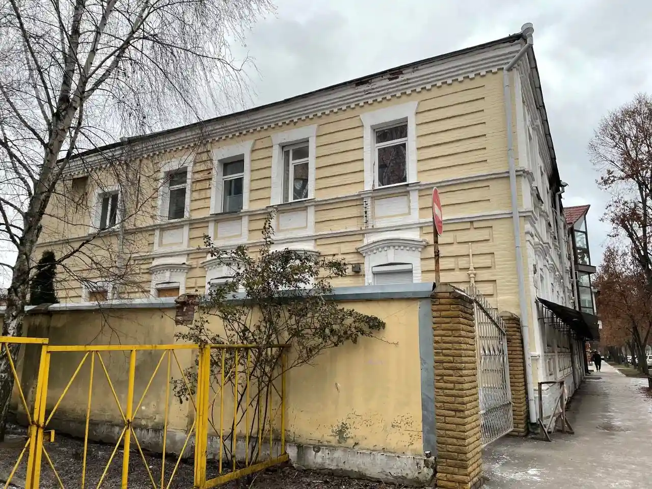 Реконструкція чи демонтаж: майбутнє зруйнованої будівлі ДМС у центрі Полтави вирішать експерти
