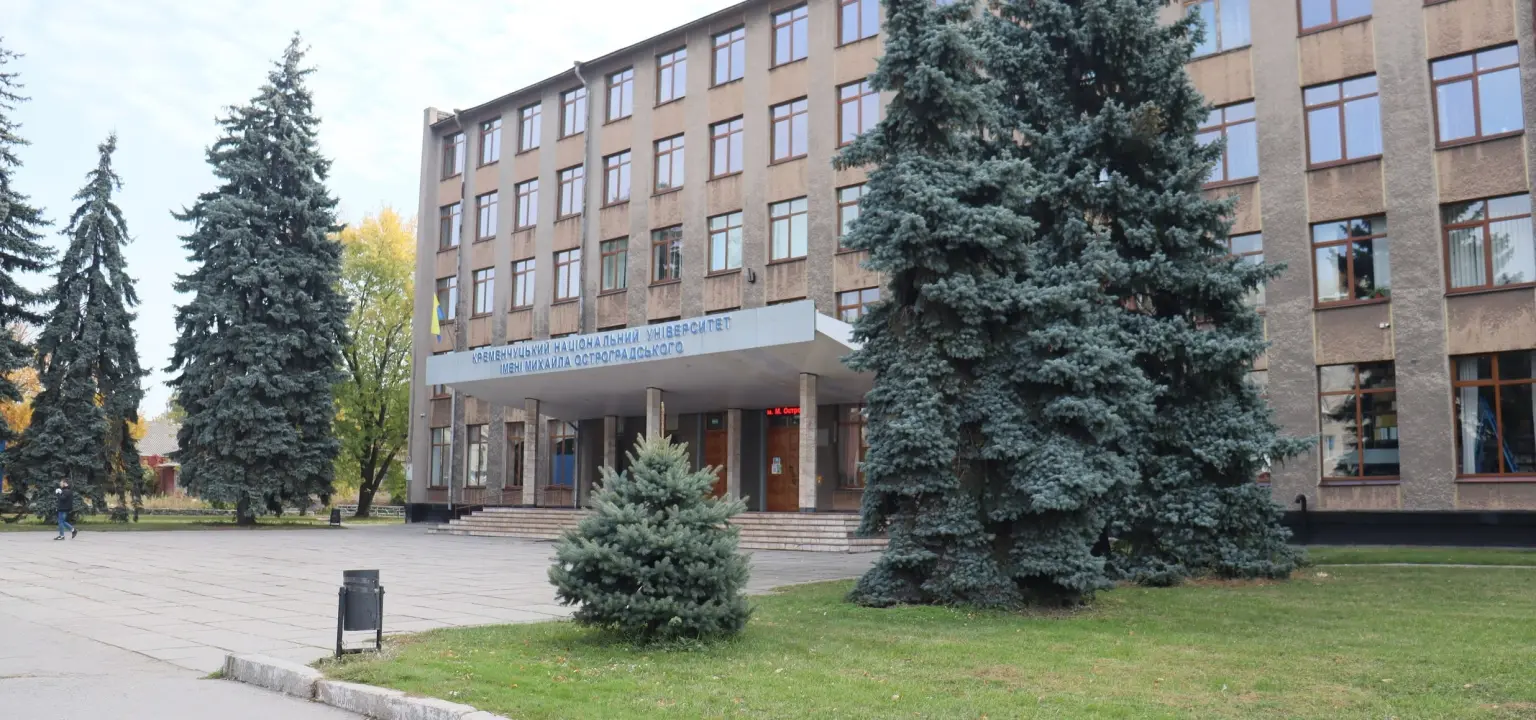 Ремонт покрівлі у КрНУ: університет зробив перший крок до оновлення головного корпусу