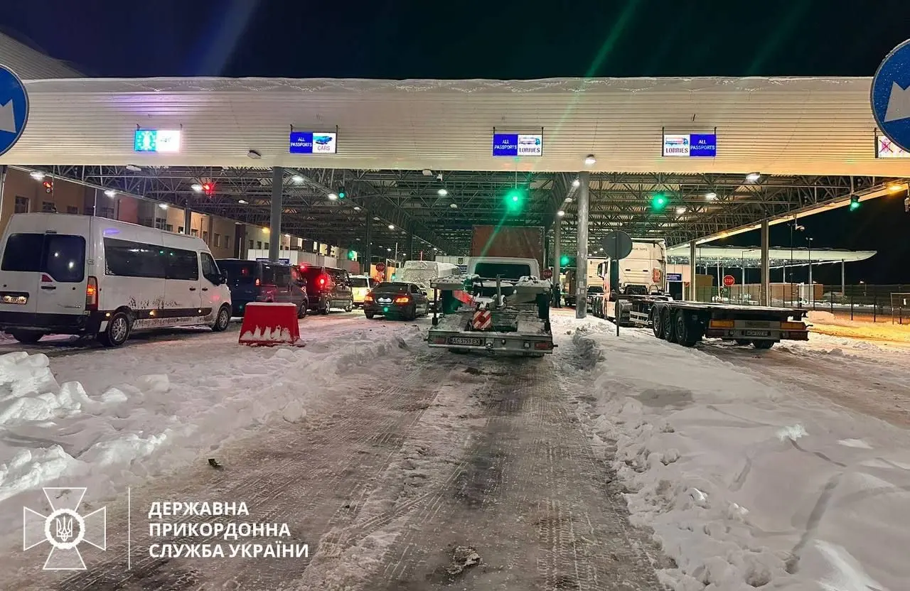 Замість дозволів — сувора звітність: на Полтавщині змінили правила виїзду чиновників за кордон