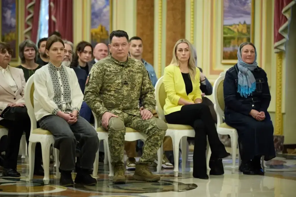 Остання нагорода чемпіона: Президент передав орден загиблого Олексія Хабарова його матері