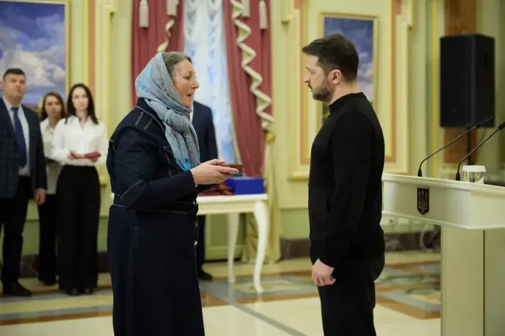 Остання нагорода чемпіона: Президент передав орден загиблого Олексія Хабарова його матері