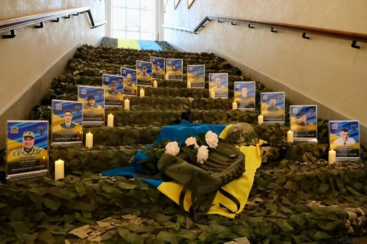 Вічна шана: у Кременчуці рідним загиблих воїнів вручили посмертні нагороди