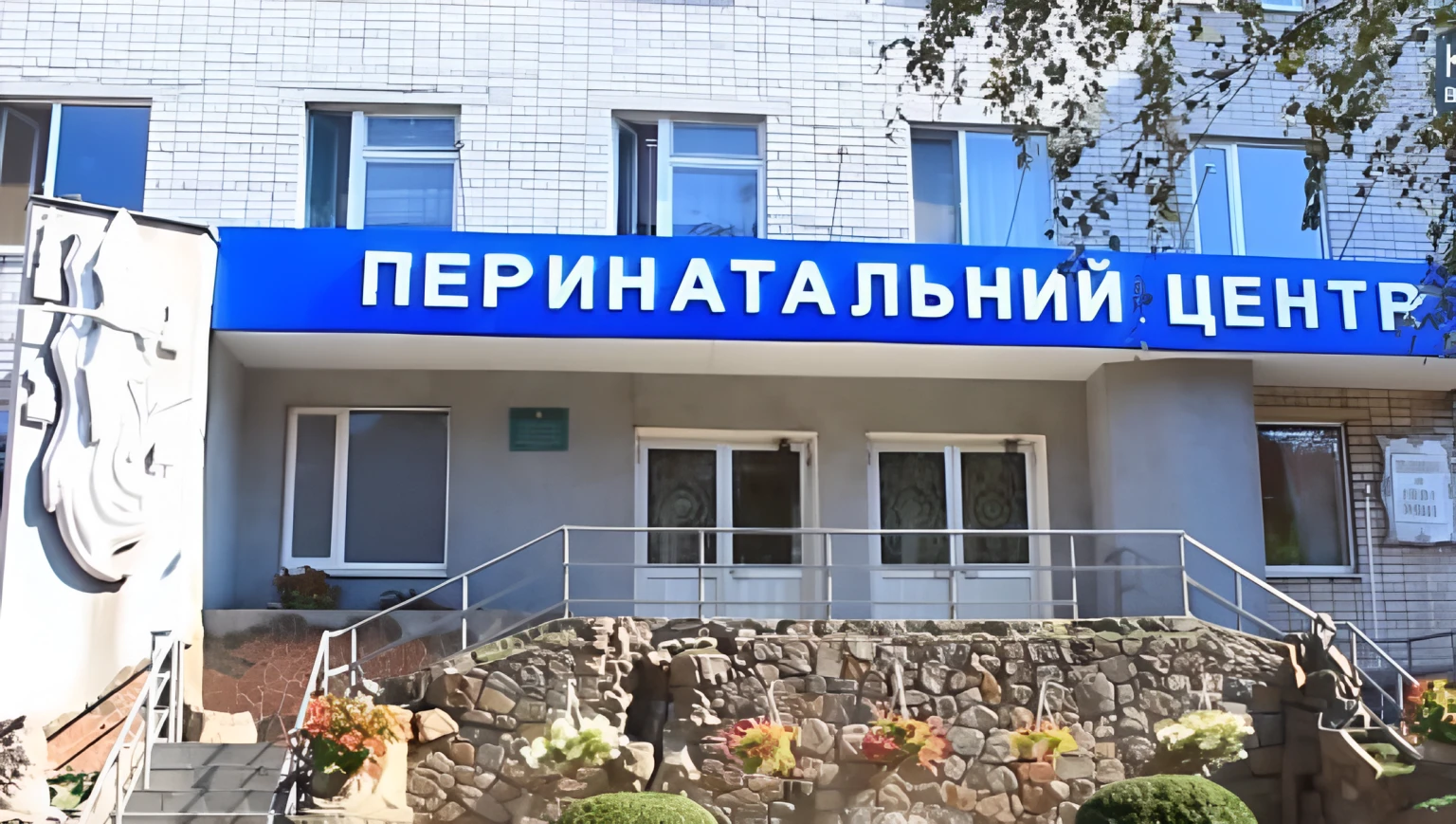 П’ятеро чоловіків замість пандуса: у Кременчуці вимагають доступності для породіль