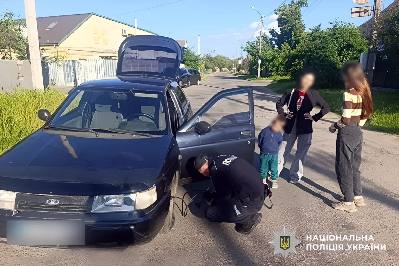 На Миргородщині поліцейські оперативно допомогли родині на дорозі