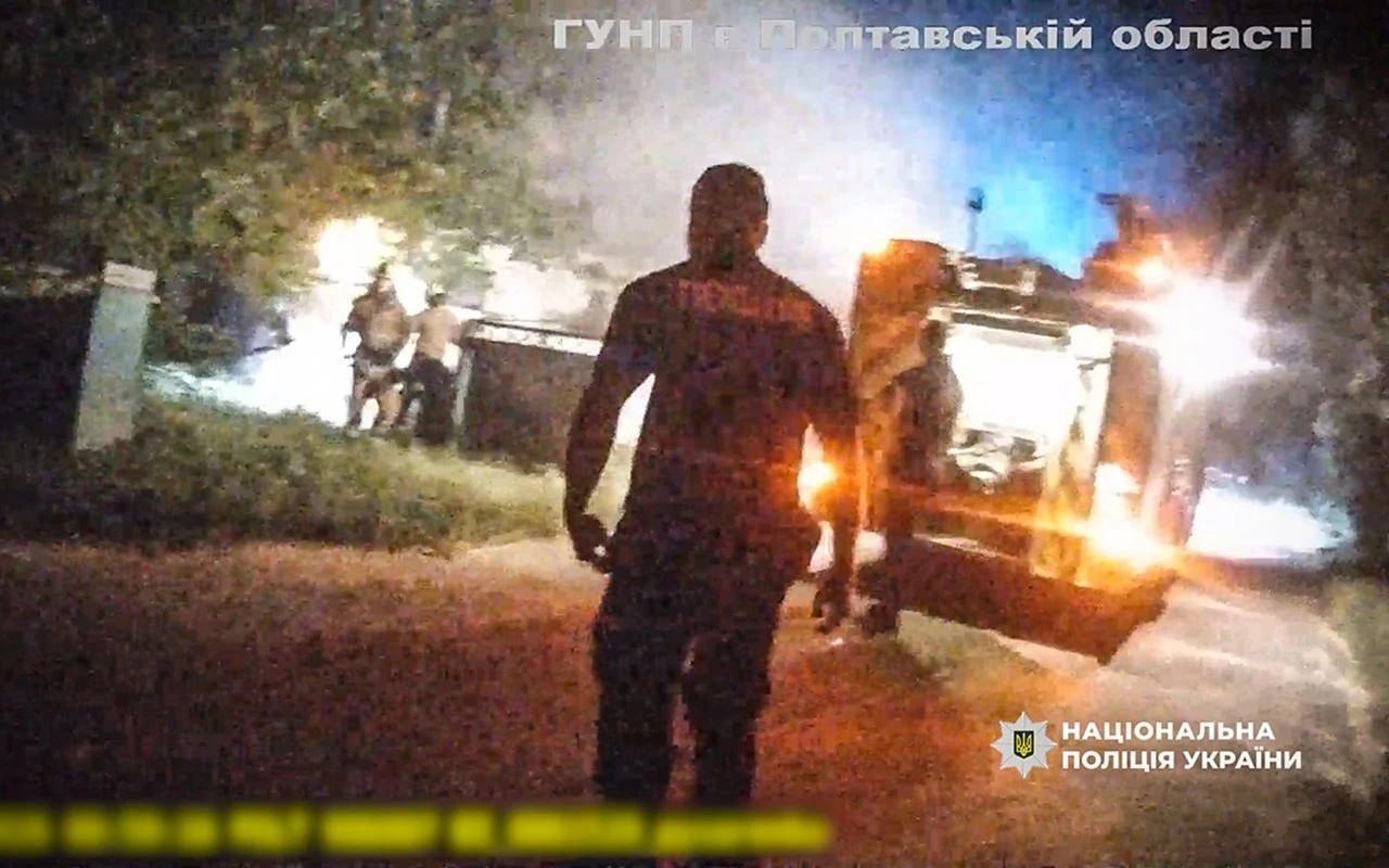 Поліцейські винесли пенсіонерку з палаючої оселі на Полтавщині