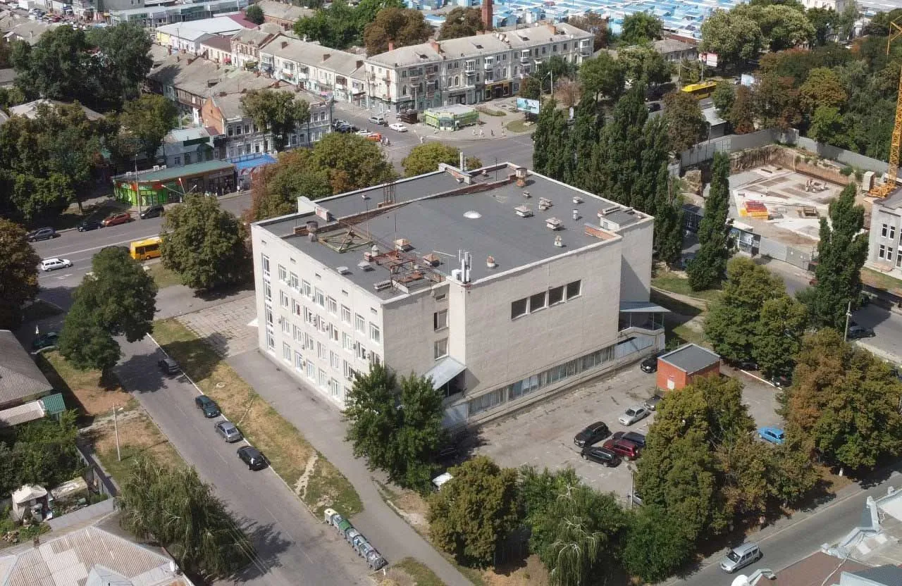 Нелегальна парковка в центрі Полтави: депутати вимагають припинити оборудку